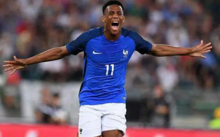 28岁的法国中锋马夏尔和曼联的合同将在今年6月底到期