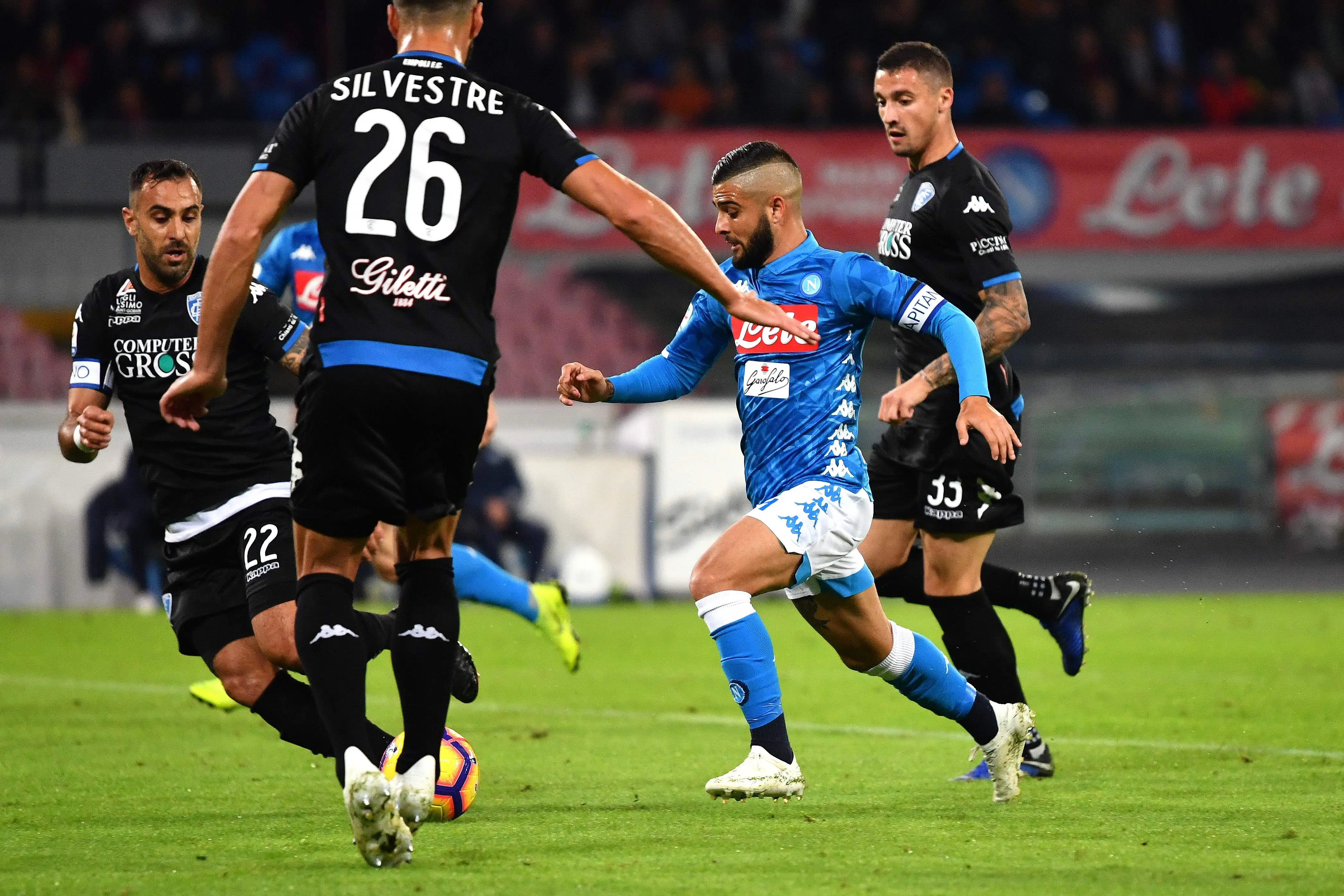 欧冠烽火:那不勒斯的冰火淬炼与突围曙光